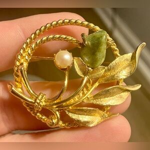 Sarah Coventry Vintage Brooch Pin Gold Tone Green Stone Flower Faux Pearl 1 5/8"
